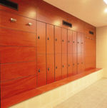 Taquilla de fenólico, referencia TF-2SB de Mobelmol. Dos puertas sobre banco. Medidas: 1510+450×300/400x500 mm
