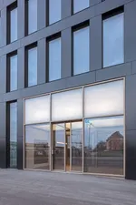 Sistema de puerta corredera automática en vías de emergencia y evacuación, referencia Powerdrive PL-FR de GEZE. Para puertas de hasta 160 Kg.