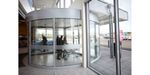 Puerta giratoria de tres hojas, referencia RD3L de ASSA ABLOY. Para entradas con un tráfico elevado