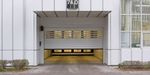 Puertas exteriores rígidas de ASSA ABLOY. Lamas de aluminio pulido y grandes ventanas