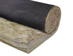 Panel de lana mineral, URSA TERRA R P8741 de URSA. 60x600x10800 mm. 1.6 m²·K/W. No hidrófilo, recubierto por la cara exterior con un tejido Zero de alta resistencia. En rollo.