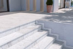 Peldaño fiorentino de la serie White Stone de Gresmanc. 1200 x 330 x 40