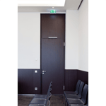 Cierrapuertas de guía deslizante, modelo ITS 96 de dormakaba. Tecnología Easy Open integrada en la hoja de la puerta