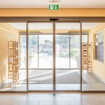 Puerta corredera automática con rotura de puente térmico ST FLEX GREEN con operador ES 250/400 PRO de dormakaba