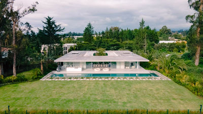 La piscina con el mosaico de ONIX corona toda la fachada frontal de la Casa Magnolia