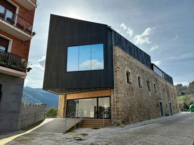 La fachada ventilada K-SLAT de ULMA viste el renovado centro cultural Oxinburu en Bizkaia
