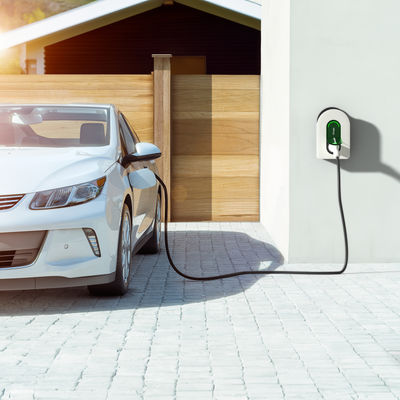 Schneider Charge, el cargador de vehículos eléctricos que simplifica la instalación en el hogar