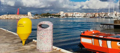 Grup Fábregas se asocia con Ona Safe and Clean para transformar residuos marinos en mobiliario urbano sostenible