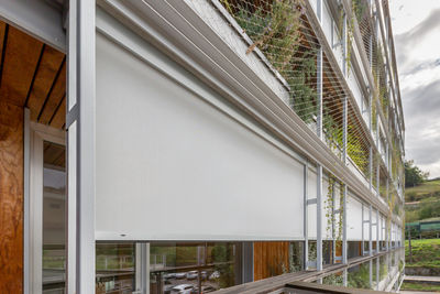 Los Wind Screen de Saxun protegen la fachada de la remodelada Facultad de Humanidades de la Universidad de Mondragón