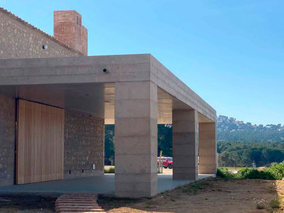 Serra Ciments suministra el pigmento para hormigón Pardo 40 en la restauración de una masía antigua en Gerona