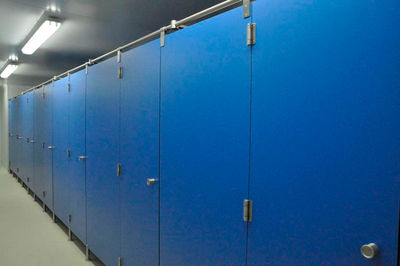 Las puertas sanitarias, elementos esenciales para higiene y seguridad en diversas instalaciones