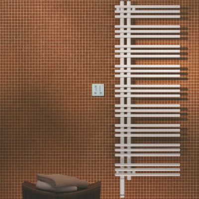 Zehnder Yucca Asym aporta ligereza y funcionalidad al baño con diseño eléctrico asimétrico