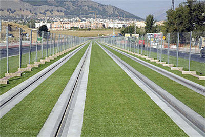 Los raíles del metropolitano de Granada se tiñen de "verde"