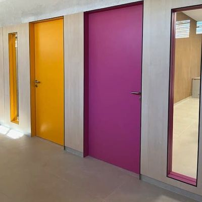 Mobelmol renueva los espacios del Colegio Pineda con puertas y revestimientos fenólicos a medida