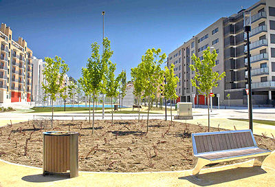 Rivas Vaciamadrid instala mobiliario urbano fabricado con plástico reciclado en el barrio La Luna