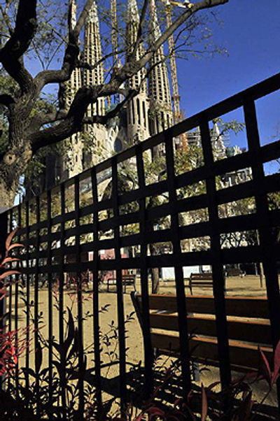 Trenza Metal en la plaza de la Sagrada Familia de Barcelona