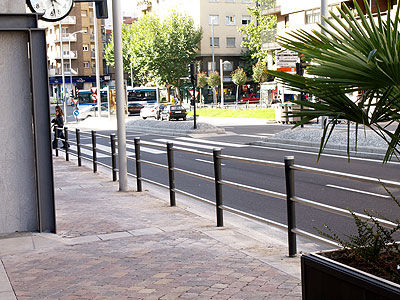 La barrera Elipso, de la marca Natural Faber, en las obras de la Avenida Portugal de Salamanca