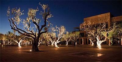 Rovasi ilumina los exteriores del Hotel Palmeraie Golf Palace en Marrakech (Marruecos)