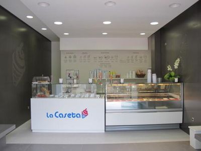 DuPont™ Corian® fusiona artesanía y vanguardia en "La Caseta", un entorno de lujo para tomar un helado este verano