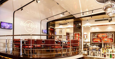 El estudio londinense Fuse vuelve a utilizar DuPont™ Corian® para la renovación de la imagen del Hard Rock Cafe Barcelona