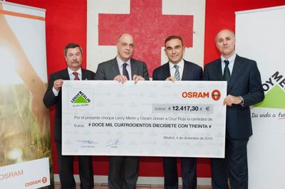 Osram y Leroy Merlin entregan un cheque a Cruz Roja por la venta de bombillas LED