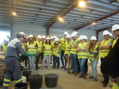 Alumnos de Arquitectura "fabrican" bloques de hormigón para una muestra en el Museum Cemento Rezola