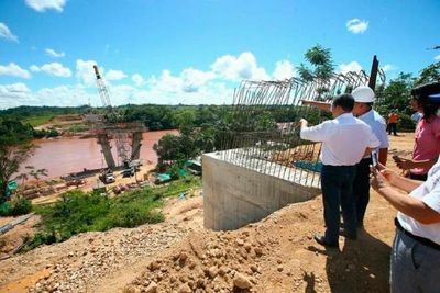 El presidente Ollanta Humala visita la obra del puente de Pachitea en Huanuco (Perú)