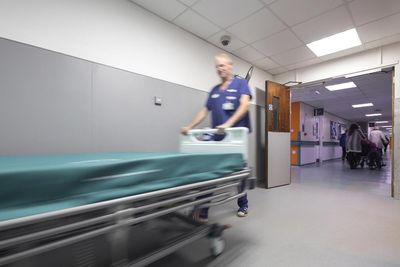  El hospital Royal Cornwall elige el nuevo suelo autoportante para su transitado pasillo