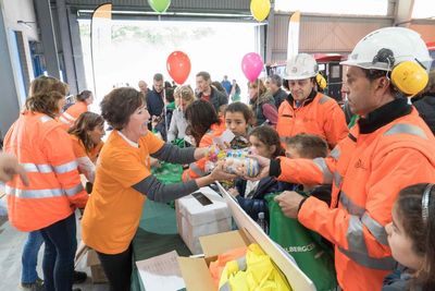 Más de 300 personas toman parte en la IX jornada de Puertas Abiertas de la fábrica de Cementos Rezola