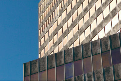 La torre del Banco Vizcaya en Bilbao cumple 50 años y muda de fachada