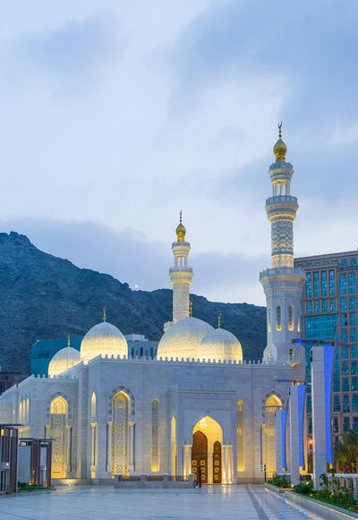 Lamp ilumina la Mezquita Al Azizia