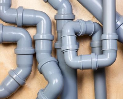 Cómo elegir el accesorio ideal para unir tubos de PVC y evitar fugas