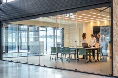 Saxun muestra varios modelos de cortina de cristal, el gran aliado para los nuevos espacios de trabajo