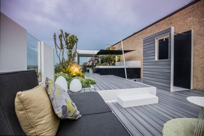 Un ático en la costa de Bélgica luce una espaciosa terraza diseñada con HI-MACS®