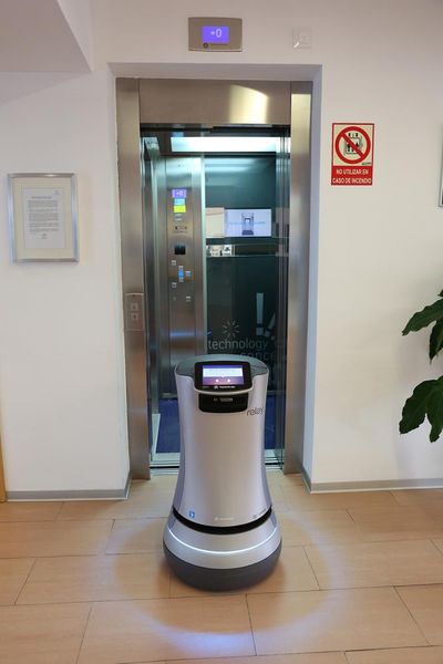 thyssenkrupp Elevator sincroniza el movimiento de "robots autónomos" con los ascensores en hoteles, hospitales y edificios multifuncionales