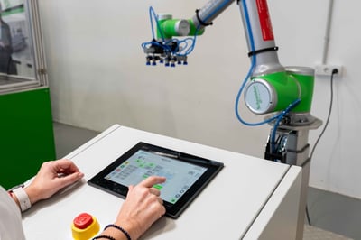 Schneider Electric inaugura un laboratorio de robótica industrial en su planta de Meliana