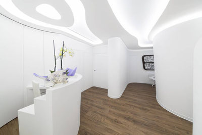 HI-MACS® aporta sus cualidades al impecable diseño interior de una clínica ginecológica en Valencia