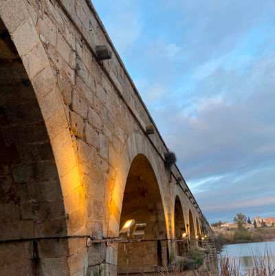 La tecnología LED de Artesolar ilumina el puente romano de Mérida