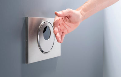 Geberit propone cisternas y grifos "contacless", la solución para los baños públicos en la coyuntura actual