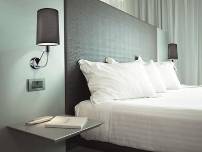 Una luz excepcional con Pujol Iluminación para una habitación de hotel 