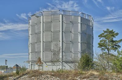 Recuperar un depósito de agua con mallas metálicas de Codina Architectural