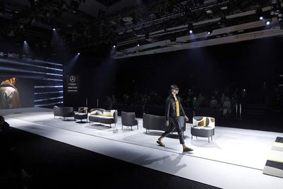 Pablo Erroz elige Canyon Pearl de Gayafores para vestir el suelo de la pasarela en MBFWMadrid 2021