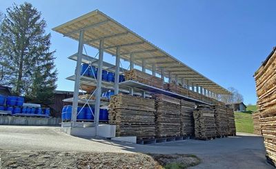 Estantería cantiléver con tejado de OHRA para Nyfeler Holzwaren AG, equilibrio entre este y oeste