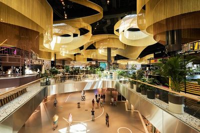 235 kilómetros de cadena de Kriskadecor decoran el techo del mayor centro comercial de los Países Bajos
