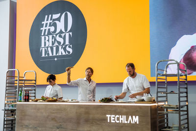 Los mejores chefs del mundo deslumbran sobre la piedra sinterizada de TECHLAM® Legno en The World