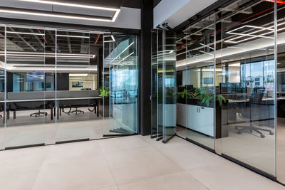 La cortina de cristal abatible de Saxun transforma el concepto de oficina en España