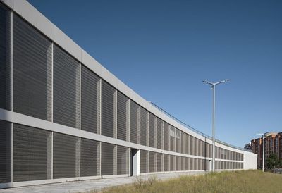 La estación de autobuses de Logroño apuesta por una fachada ventilada con malla metálica de Codina Architectural