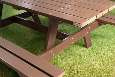 Grup Fábregas presenta mesas de picnic fabricadas con materiales reciclados