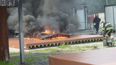 IPUR analiza la seguridad contra incendios en cubiertas con paneles fotovoltaicos más allá del tipo de aislamiento