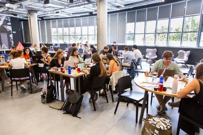 Sika reta a los futuros ingenieros con un desafío anfibio en su Hackathon 2025
